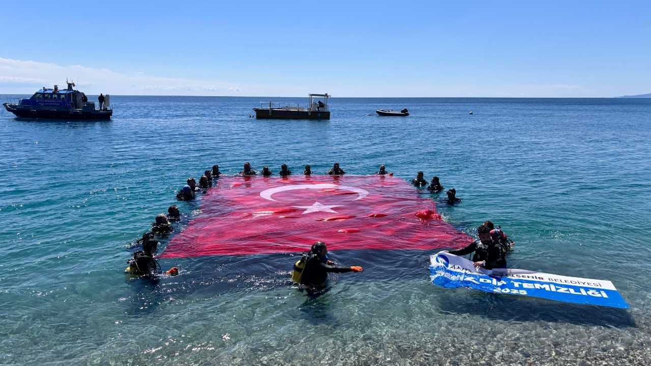 Konyaaltı'nda Deniz Dibi Ve Kıyı Şeridi Temizlendi! İyilik Yap Denize Atma 4