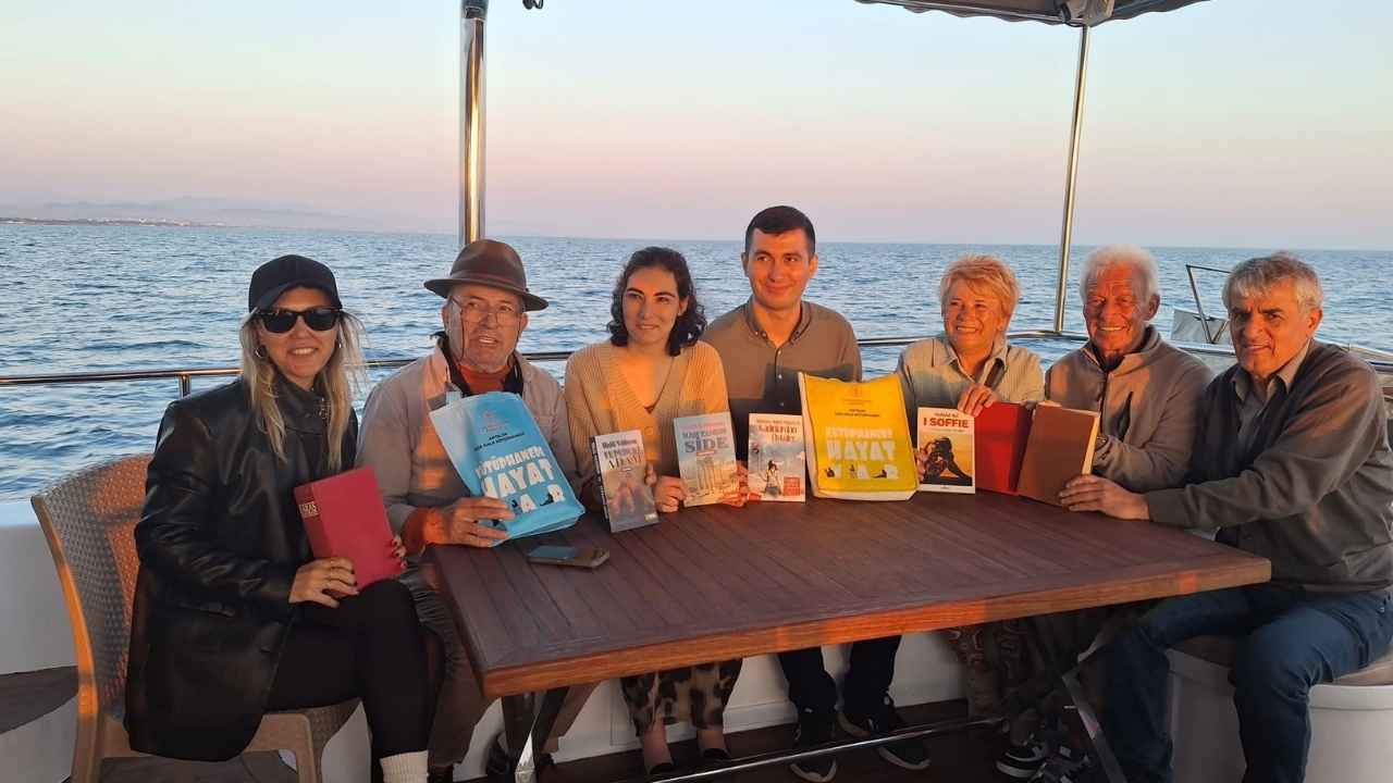 Manavgat'ta Denize Bırakılan Mektupları Buldular! Yazarlarla Teknede Buluşma 3