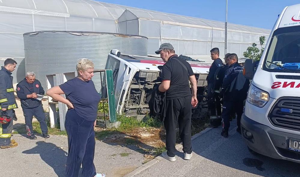 Manavgat'ta F*ci Kazada Tur Midibüsü Devrildi! 18'i Rus 19 Yaralı