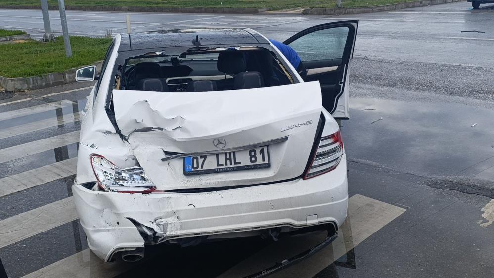 Manavgat'ta Feci Kaza! Yolcu Otobüsü Otomobille Çarptı