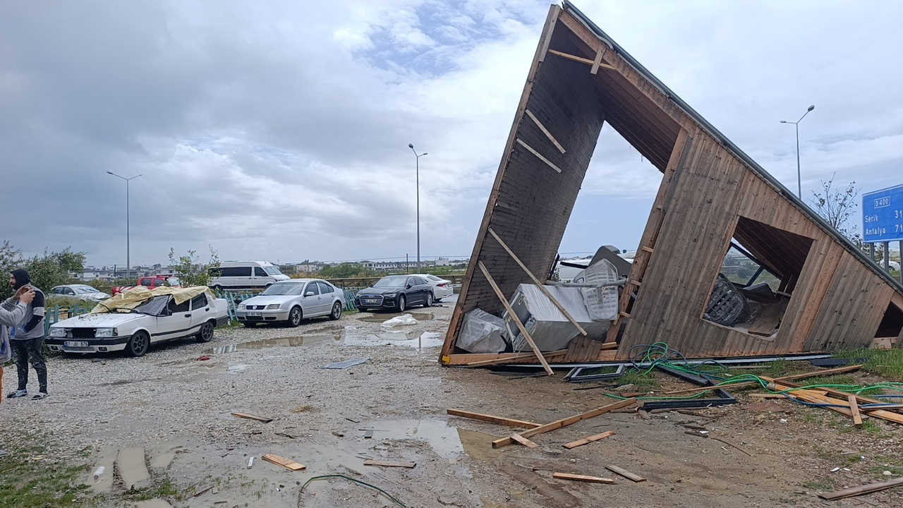 Manavgat'ta Hortum 2 Tonluk Bungalovu Sürükledi! Karavan Araçların Üzerine Uçtu 2