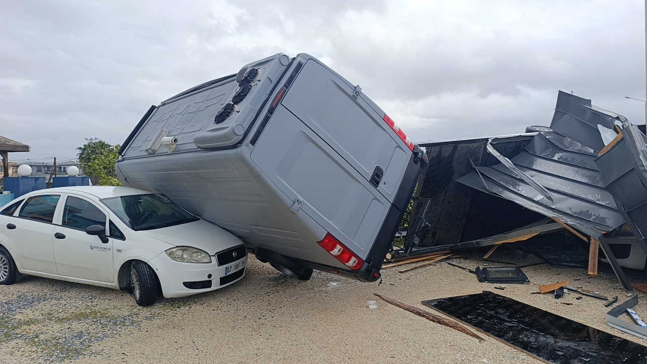 Manavgat'ta Hortum 2 Tonluk Bungalovu Sürükledi! Karavan Araçların Üzerine Uçtu 3