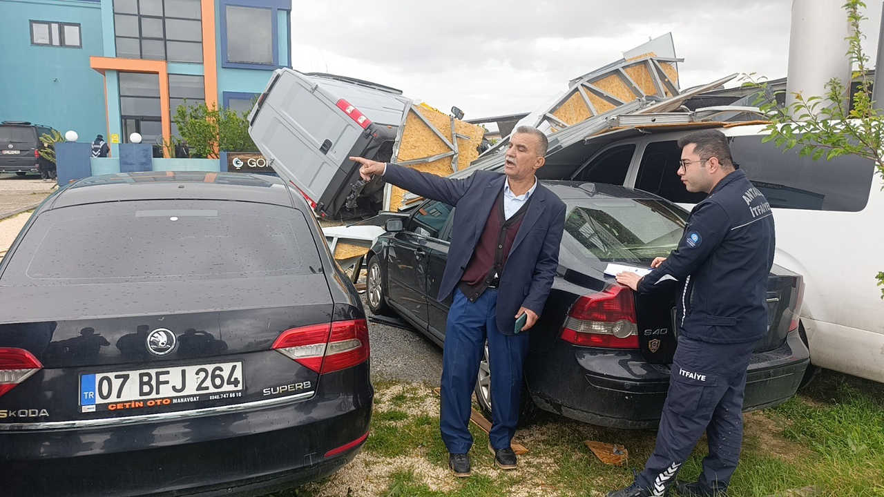 Manavgat'ta Hortum 2 Tonluk Bungalovu Sürükledi! Karavan Araçların Üzerine Uçtu 4