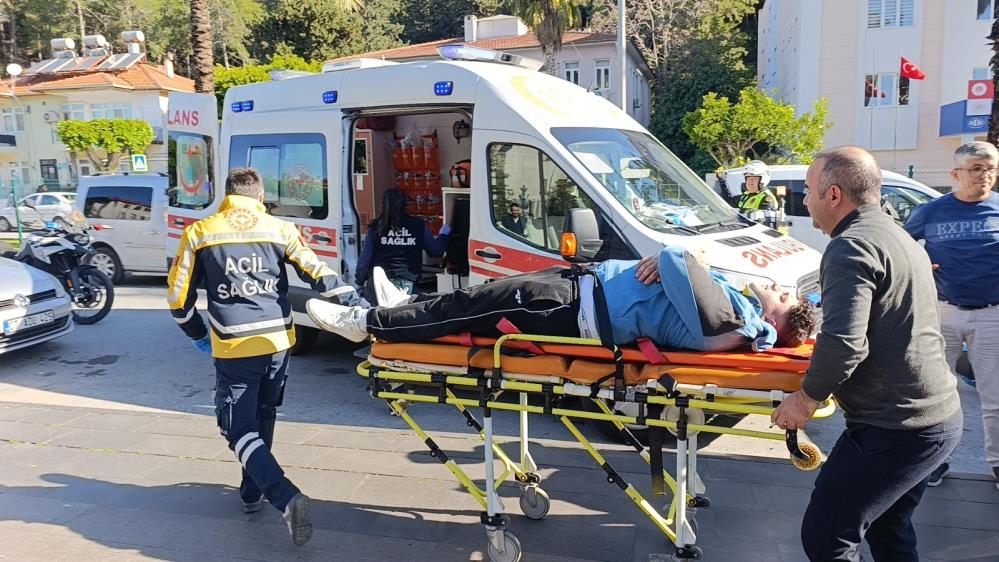 Manavgat'ta Korkutan Kaza! Motosiklet Otomobilin Altına Girdi