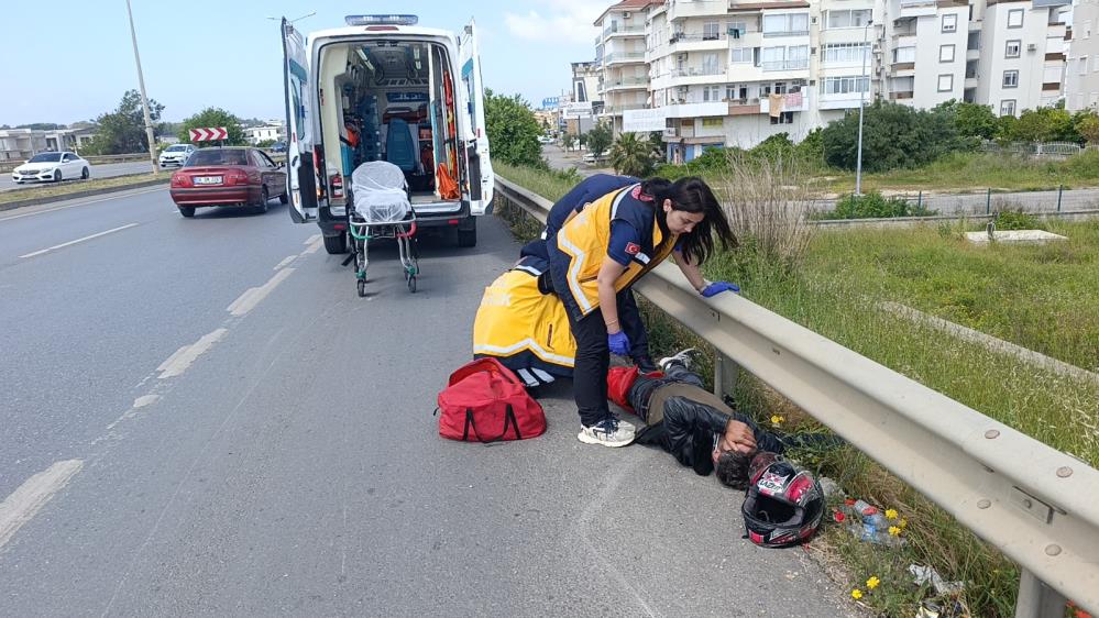 Manavgat'ta Lastiği Patlayan Motosiklet Yola Devrildi