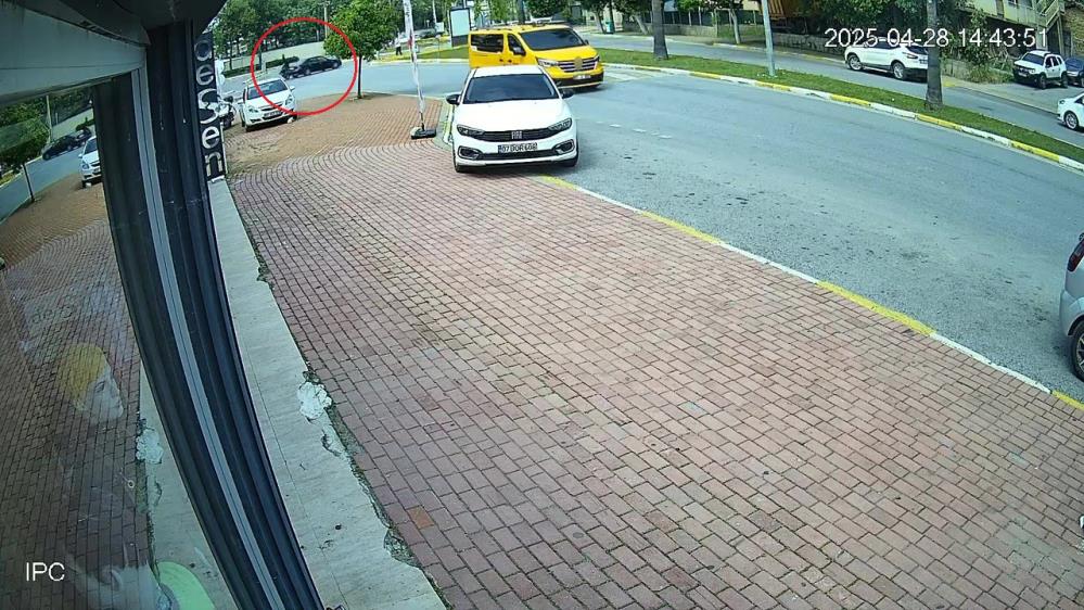 Manavgat'ta Otomobile Çarpan Motosiklet Takla Attı