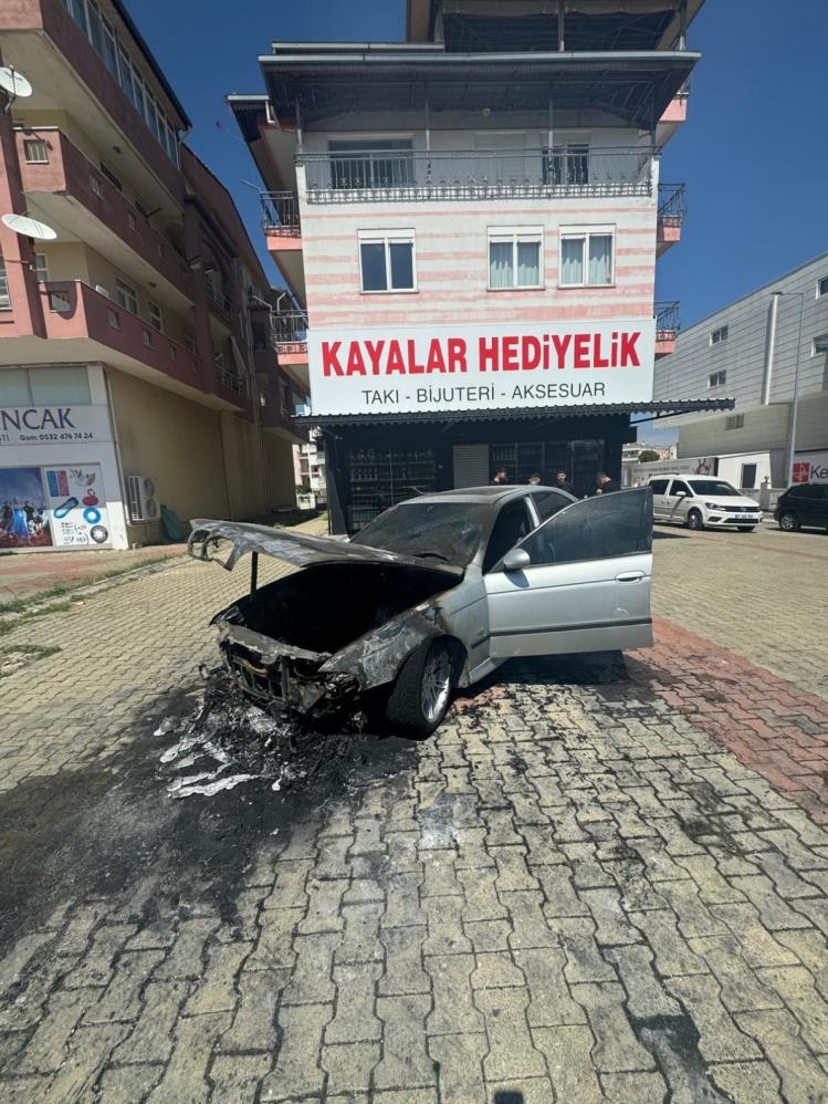 Manavgat'ta Park Halindeki Otomobil Alev Alev Yandı