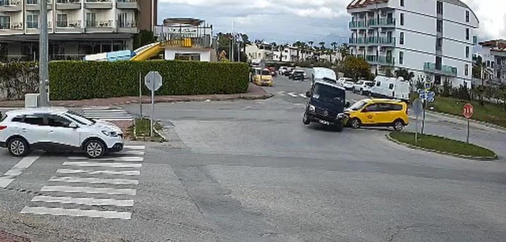 Manavgat'ta Taksi ve Minibüs Çarpıştı! 2'si Turist 3 Yaralı