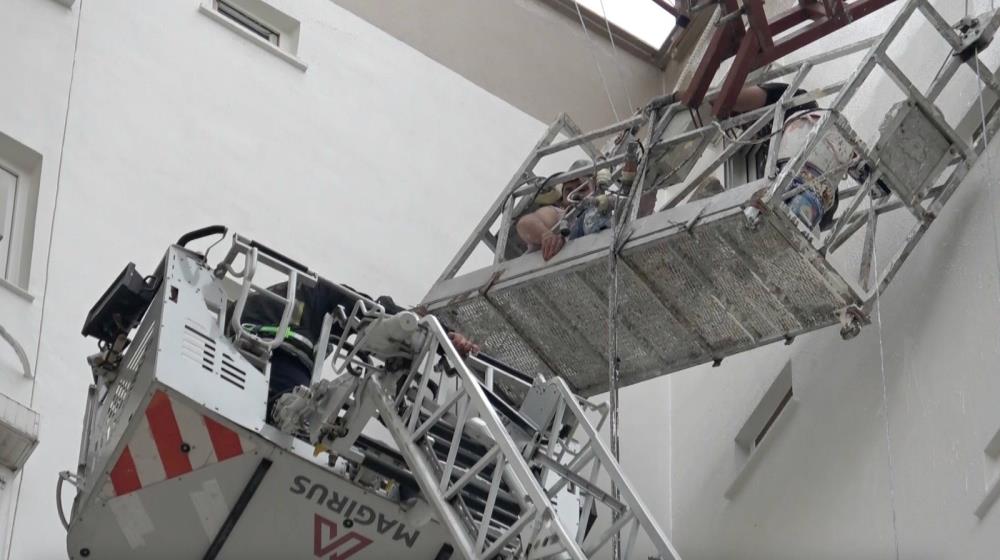 Muratpaşa'da 12. Katta Ölümle Burun Buruna Geldiler