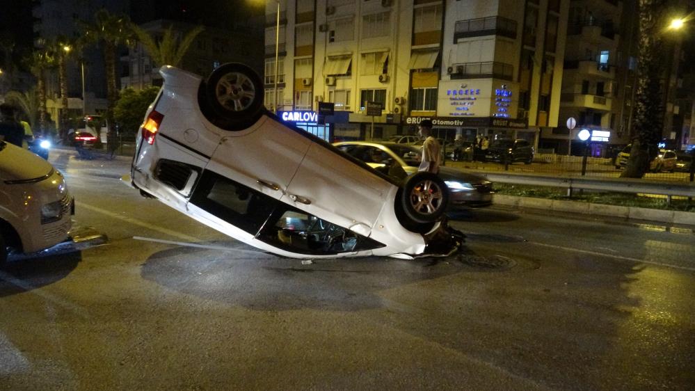Muratpaşa'da F*ci Kaza! Takla Atan Ticari Araç 2 Araca Çarptı