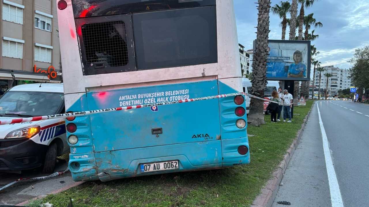Muratpaşa'da Halk Otobüsü Servisle Çarpıştı! Kırmızı Işık İhlali İddiası 2