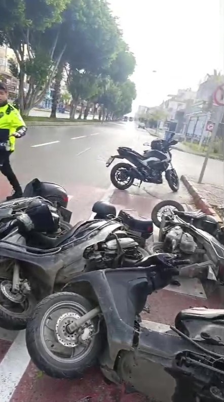 Muratpaşa'da Lüks Otomobil 7 Aracı Biçti! Terk Edilmiş Halde Bulundu 2