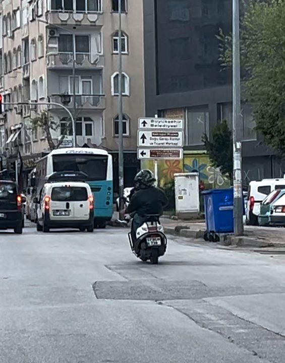Muratpaşa'da Motosikletlinin Tehlkeli Rahatlığı! Bacak Bacak Üstüne Atıp Sürdü 2