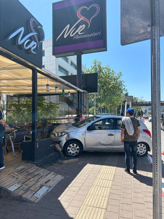 Muratpaşa'da Otomobil Pastaneye Daldı! 2