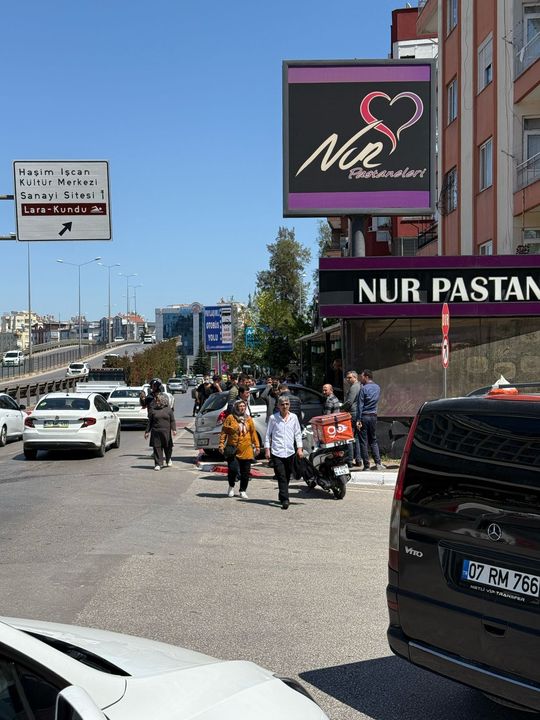 Muratpaşa'da Otomobil Pastaneye Daldı! 3