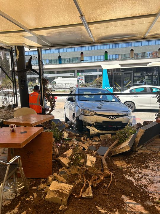 Muratpaşa'da Otomobil Pastaneye Daldı! 4
