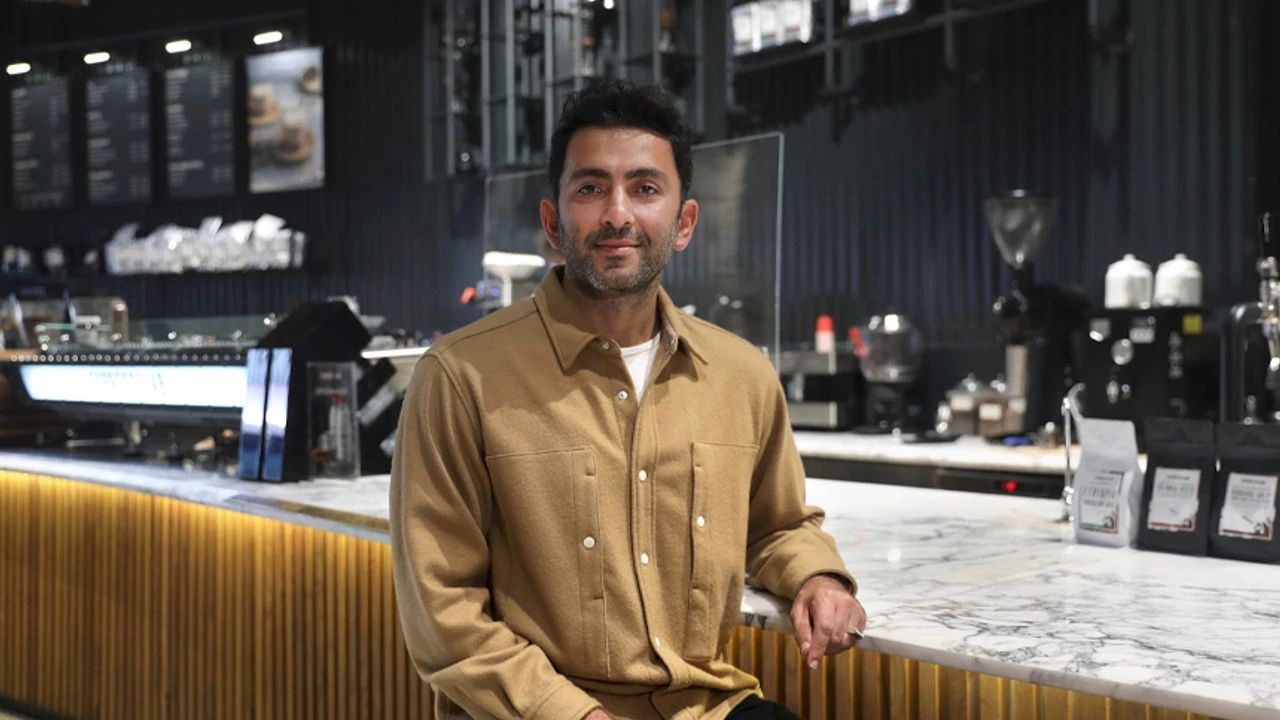Özgür Özel'in Boykot Çağrısı Nedeniyle Espressolab Gündeme Oturdu. Espressolab'ın Yanı Sıra Espressolab'ın Sabinin De Kim Olduğu Merak Konusu Oldu-1