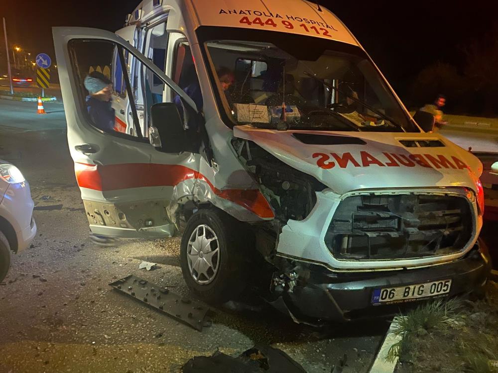 Serik'te Hasta Taşıyan Ambulans İle Cip Çarpıştı! 9 Yaralı