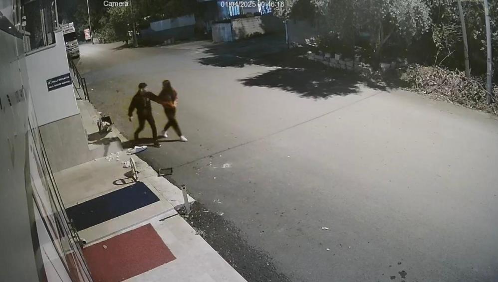 Serik'te İki Genç Çöp Kovasını Tekmeleyerek Parçaladı