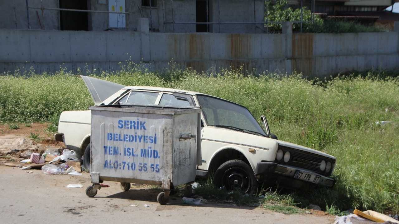 Serik’te Tofaş Marka Aracı Çöpe Attılar2
