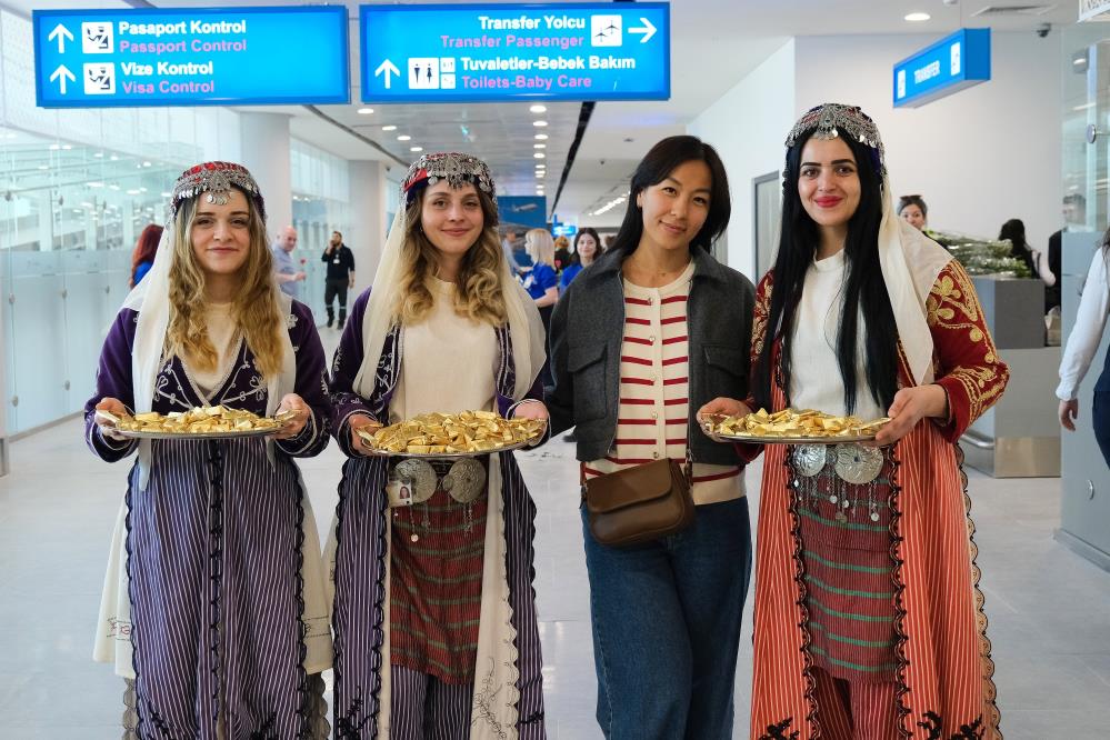 Yenilenen Yüzüyle Antalya Havalimanı İlk Yolcularını Karşıladı