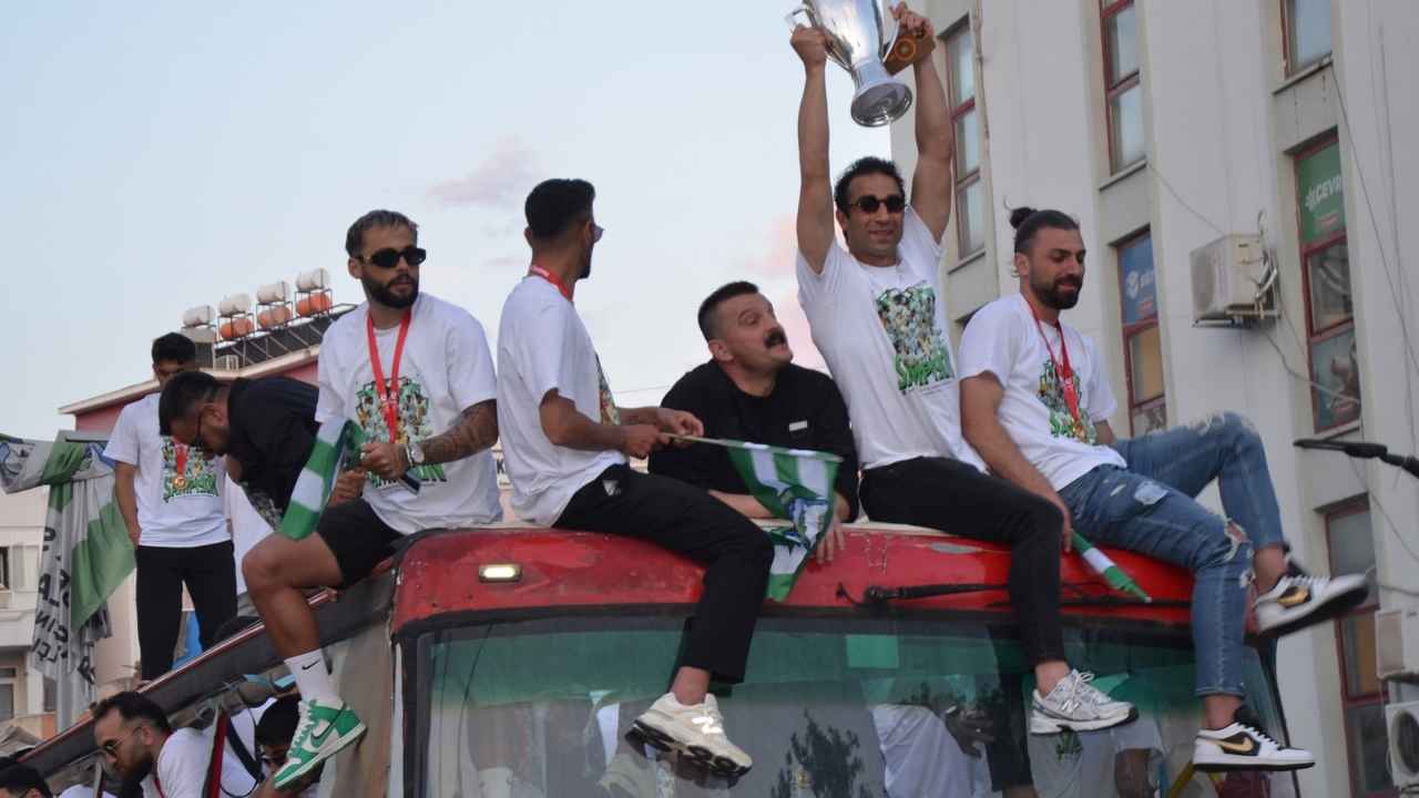 1. Lig'e Yükselen Serik Belediyespor Şampiyonluğu Doyasıya Kutladı 2
