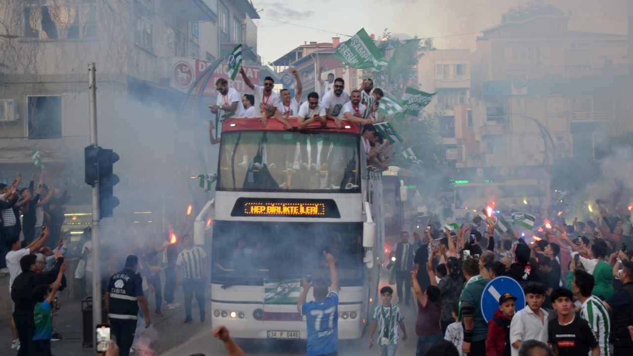 1. Lig'e Yükselen Serik Belediyespor Şampiyonluğu Doyasıya Kutladı 3