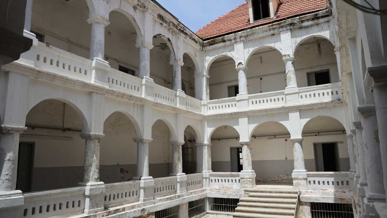 Adana Fen Lisesi Yıllardır Restorasyon Bekliyor 2
