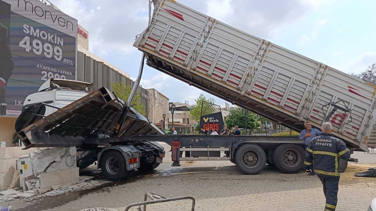 Adana’da Damperli Tır Yaya Üst Geçidini Yıktı2