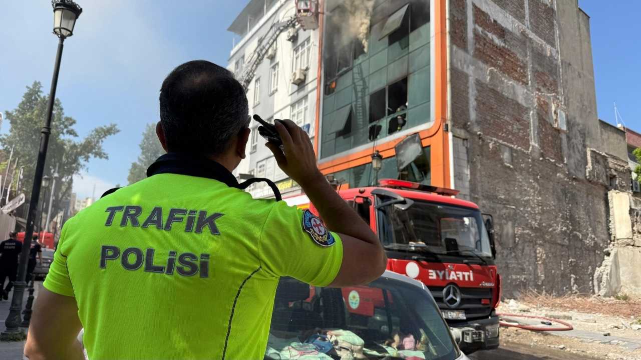 Adana’da İş Merkezindeki Yangında 2 İşçi Binadan Atladı 2