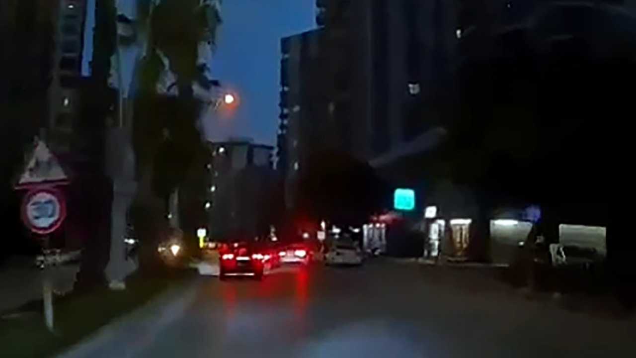 Adana’da Makas Atan Ehliyetsiz Sürücü 4 Araca Çarptı 3