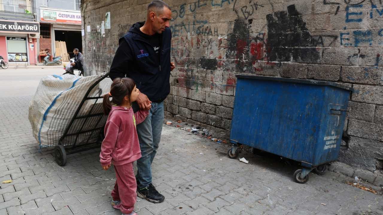 Adana’da Minik Hayrunisa Babasının Gözleri Oldu 3