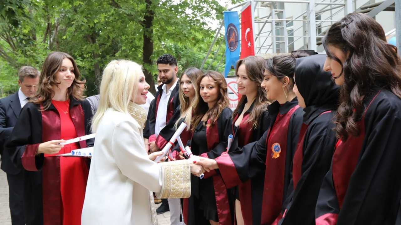 Akdeniz Üniversitesi Myo Mezunları Diplomalarını Aldı 2