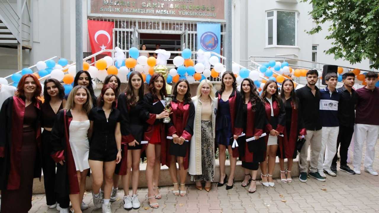 Akdeniz Üniversitesi Myo Mezunları Diplomalarını Aldı 3