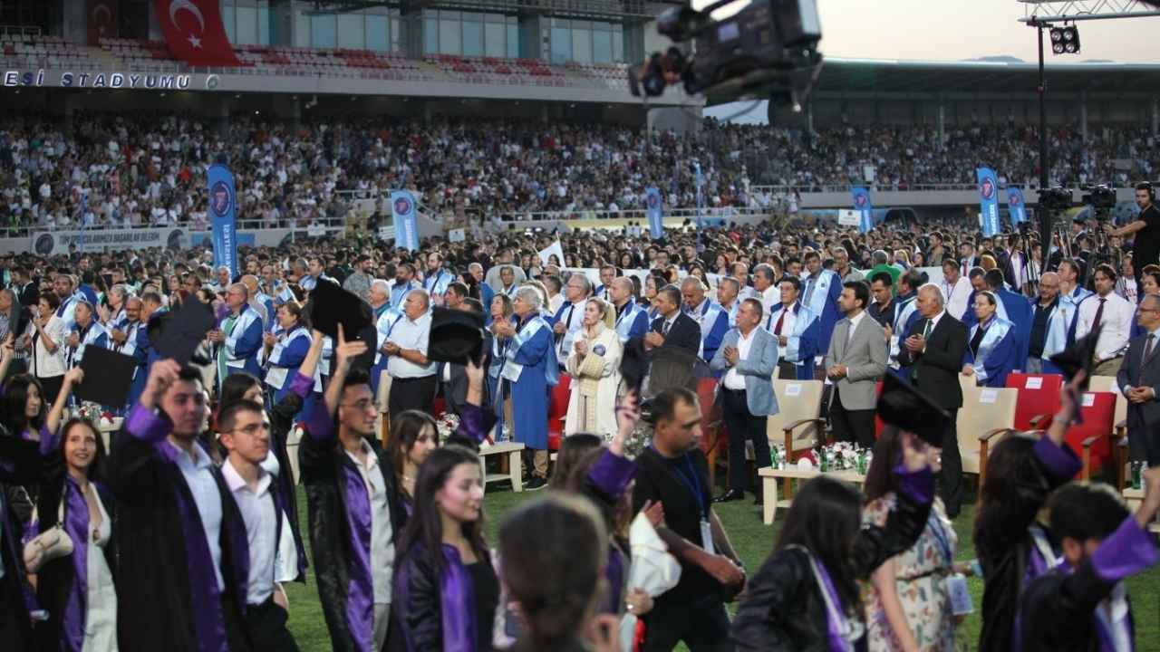 Akdeniz Üniversitesi’nde Mezuniyet Töreni Polemiği Tbmm’ye Taşındı 2