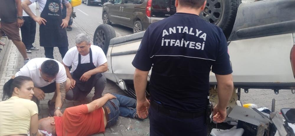 Alanya’da Kamyonet Otomobile Çarpıp Takla Attı