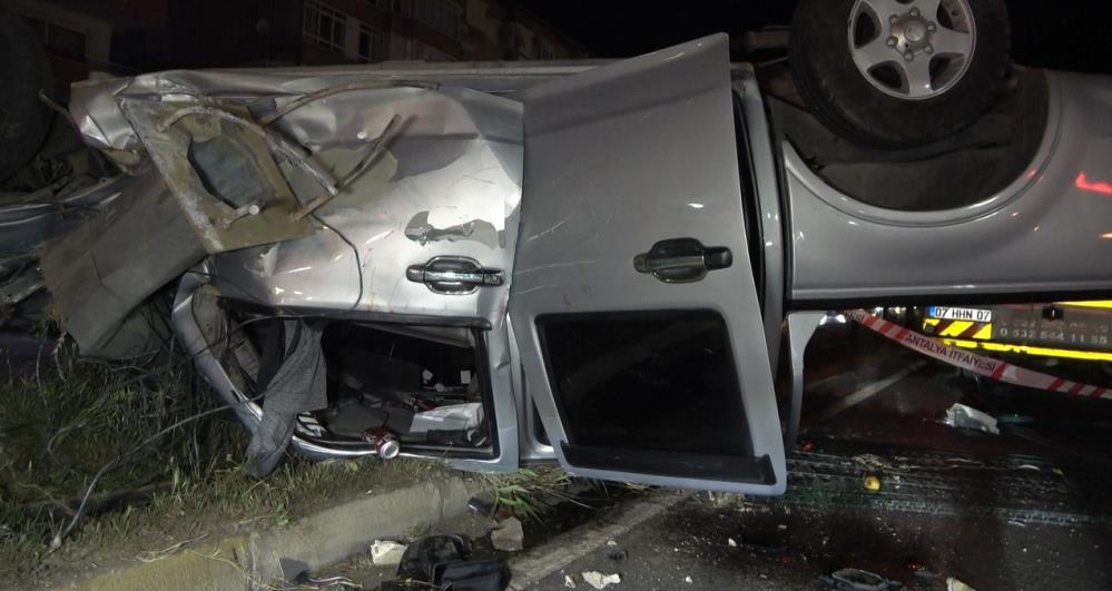 Alanya'da Sürücünün Kontrolünü Kaybettiği Otomobil Takla Attı