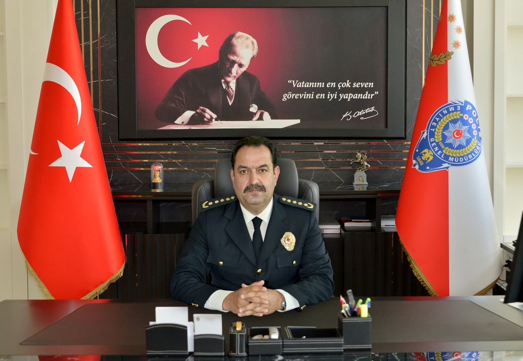 Antalya Emniyeti'nden Annelere Çiçekli Kutlama Antalya Emniyet Müdürü İlker Arslan