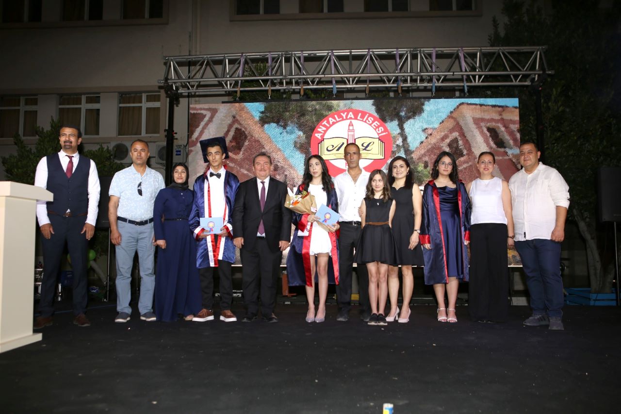 Antalya Lisesi'nden Mezuniyet Coşkusu