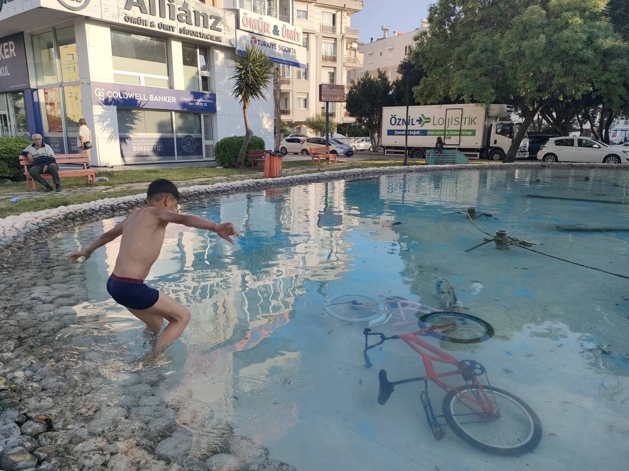 Antalya'da Çocuklardan Süslü Serinlik