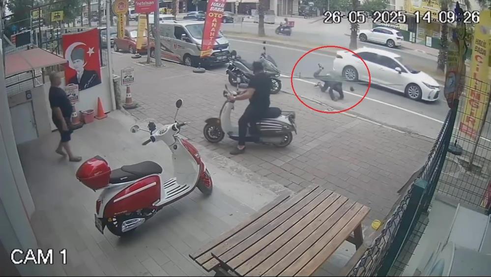 Antalya'da Demir Borularla Yürüyen Şahıs Takla Atarak Düştü