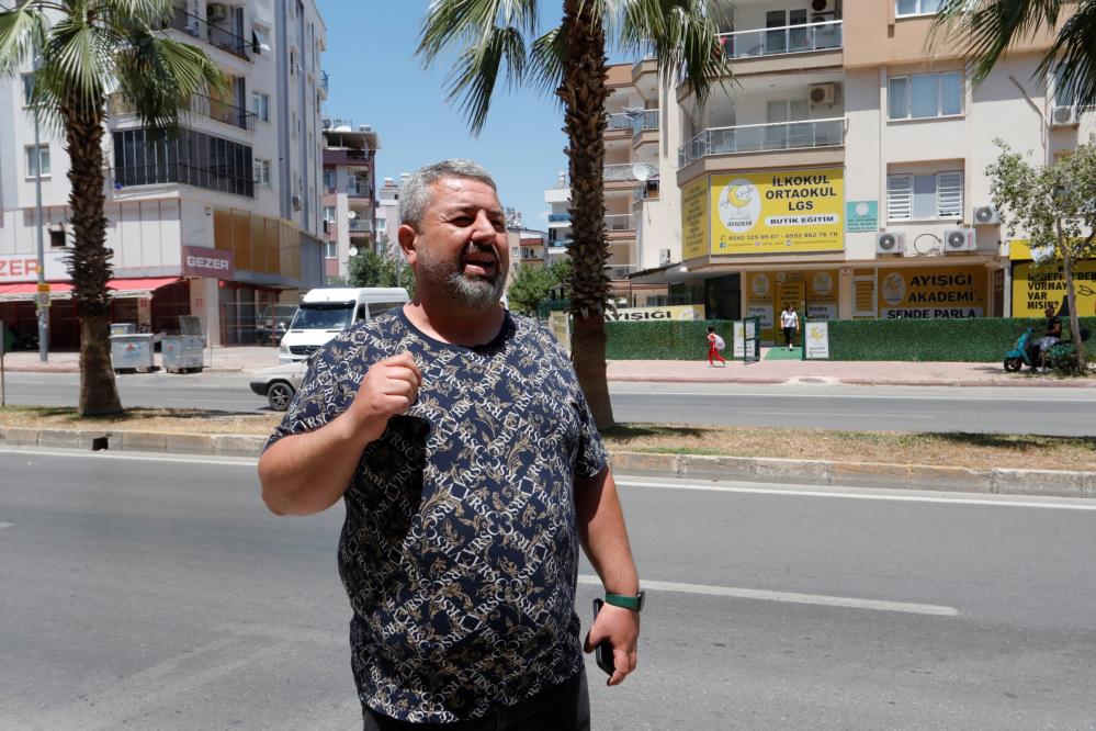 Antalya'da Demir Borularla Yürüyen Şahıs Takla Atarak Düştü