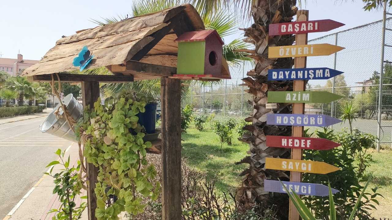 Antalya'da Lisede Kır Bahçesi Görünümlü Güvenlik Kulübesi 2