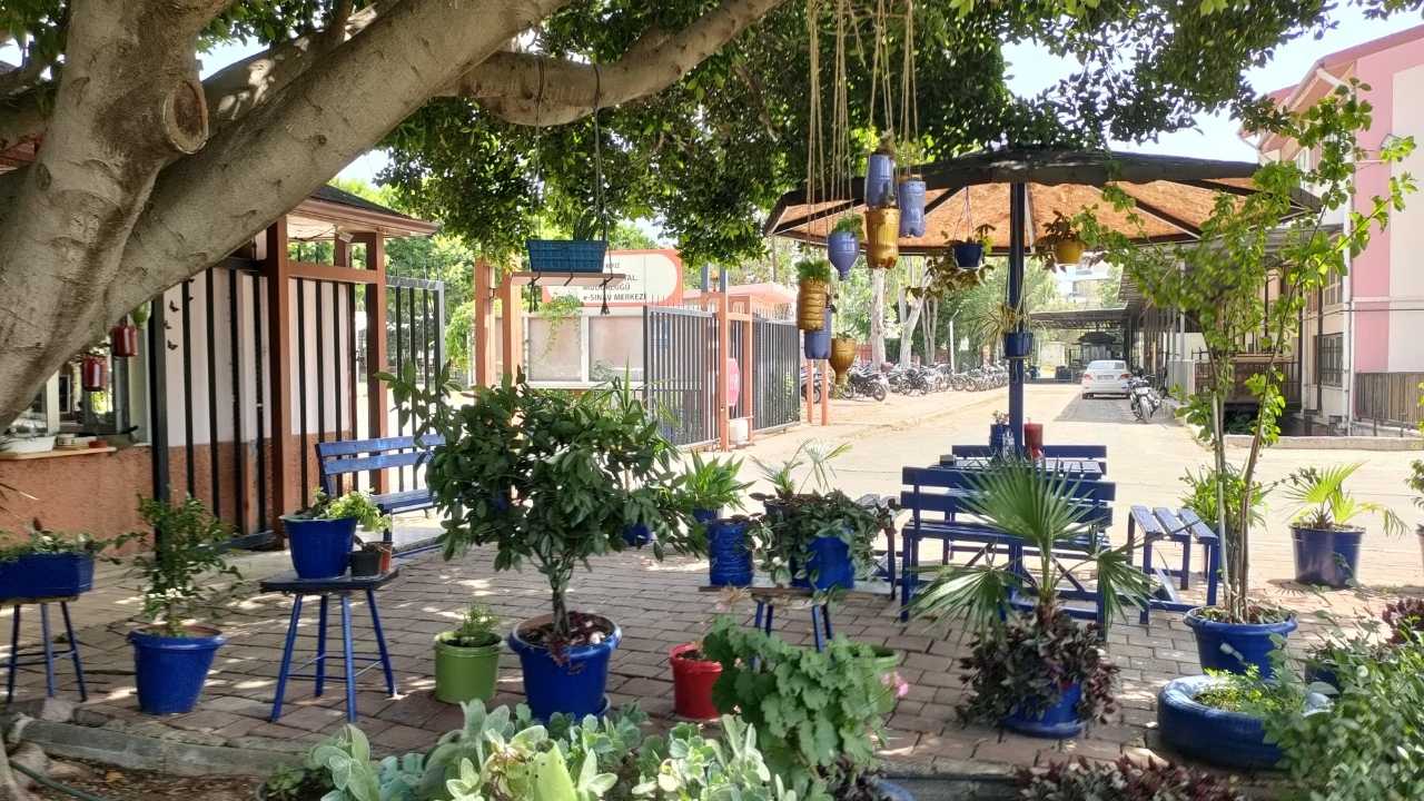 Antalya'da Lisede Kır Bahçesi Görünümlü Güvenlik Kulübesi 3