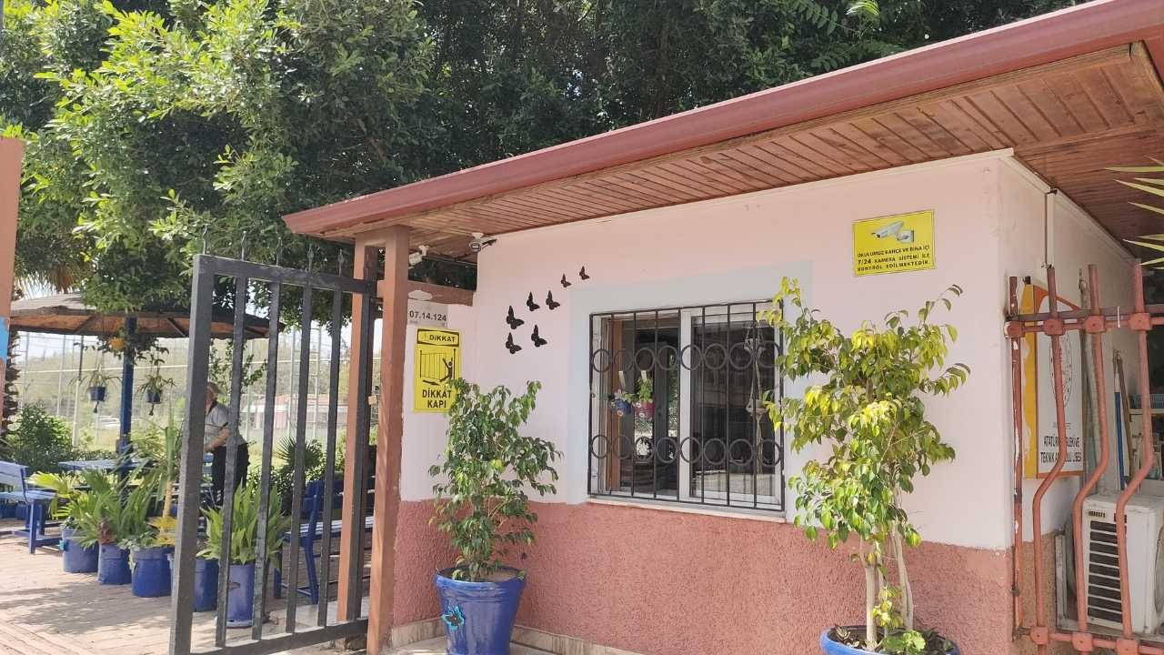 Antalya'da Lisede Kır Bahçesi Görünümlü Güvenlik Kulübesi 4