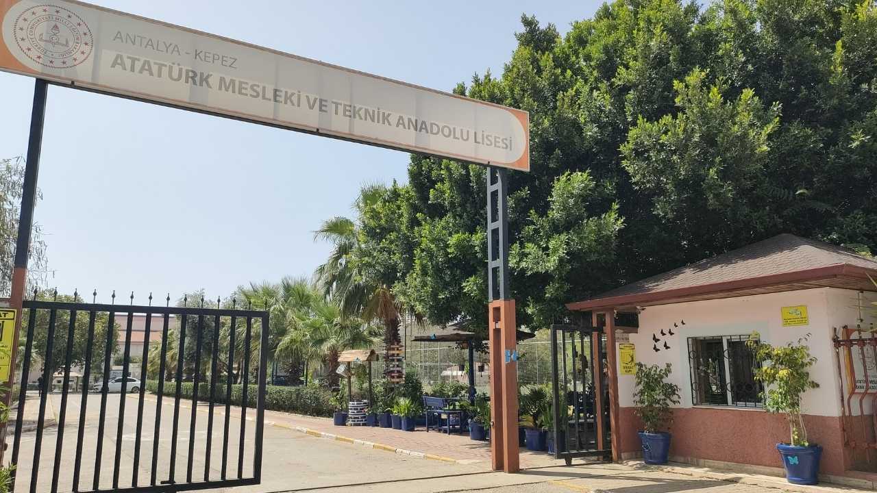 Antalya'da Lisede Kır Bahçesi Görünümlü Güvenlik Kulübesi 5