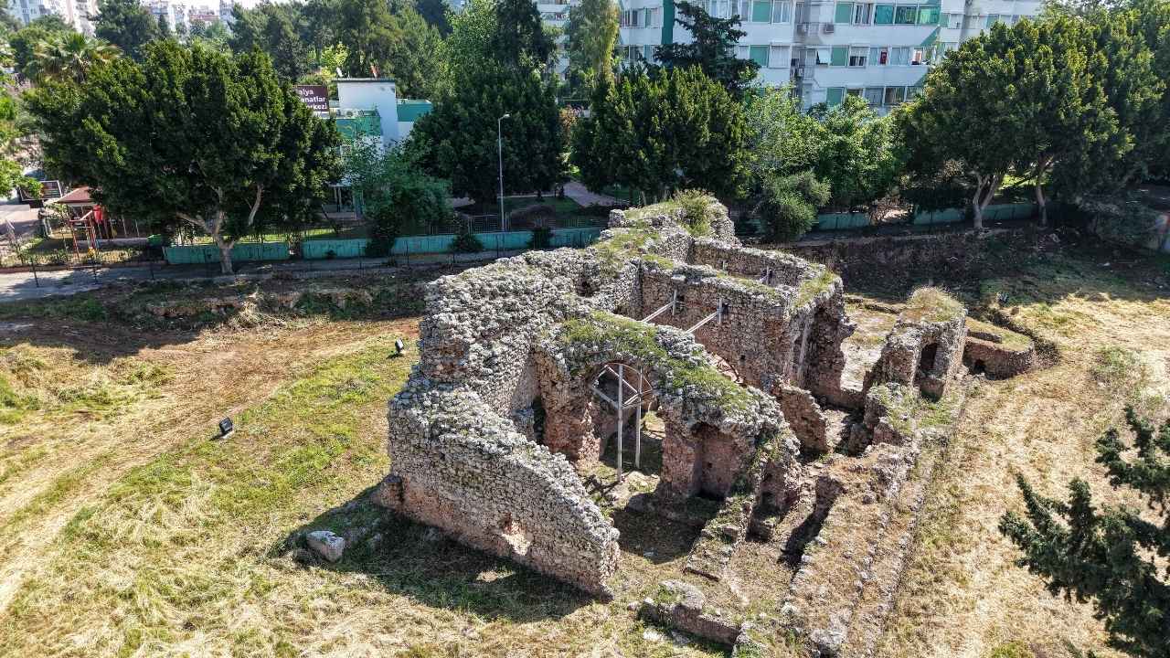 Antalya'da Roma Hamamı Lüks Konutların Arasında Kaldı! 3