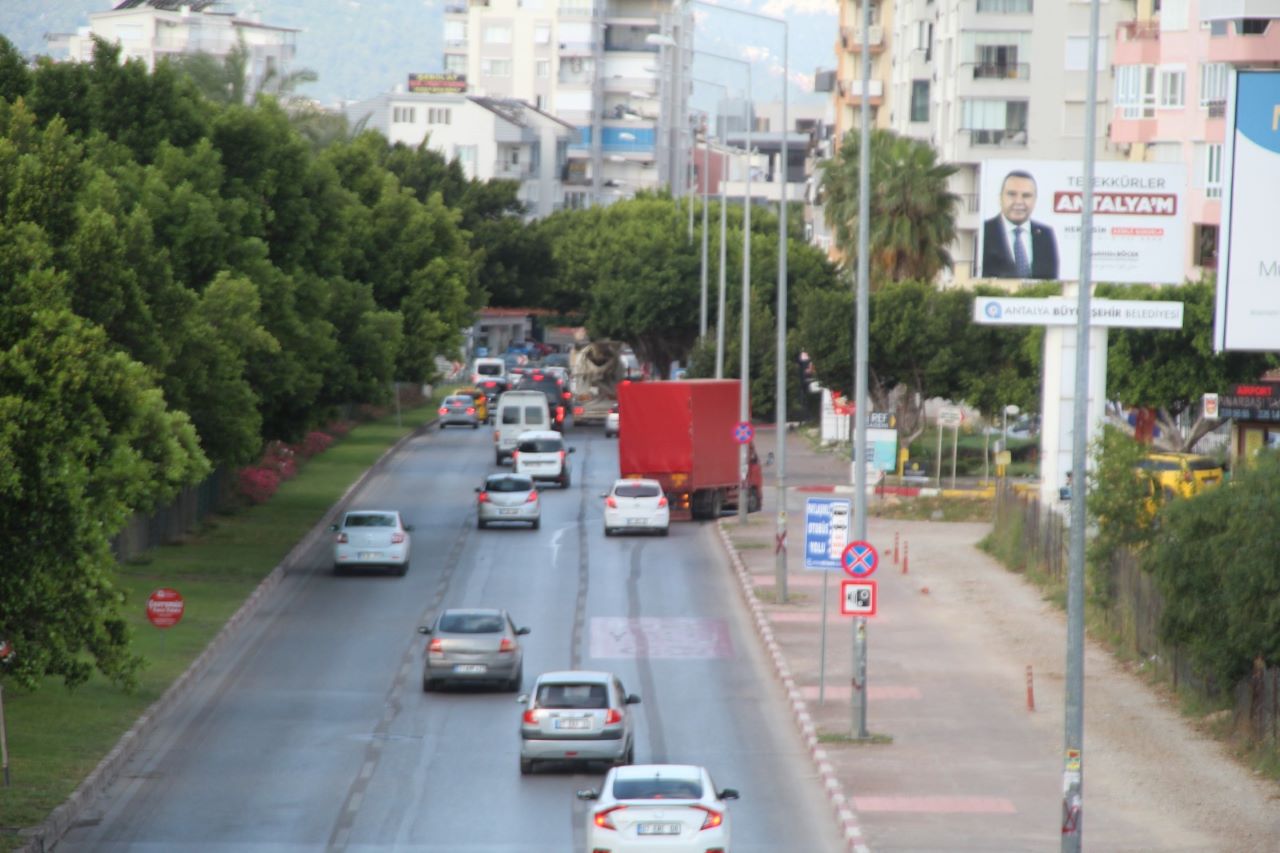 Antalya'da Üniversite Caddesi Dönüşü Trafiğe Açıldı