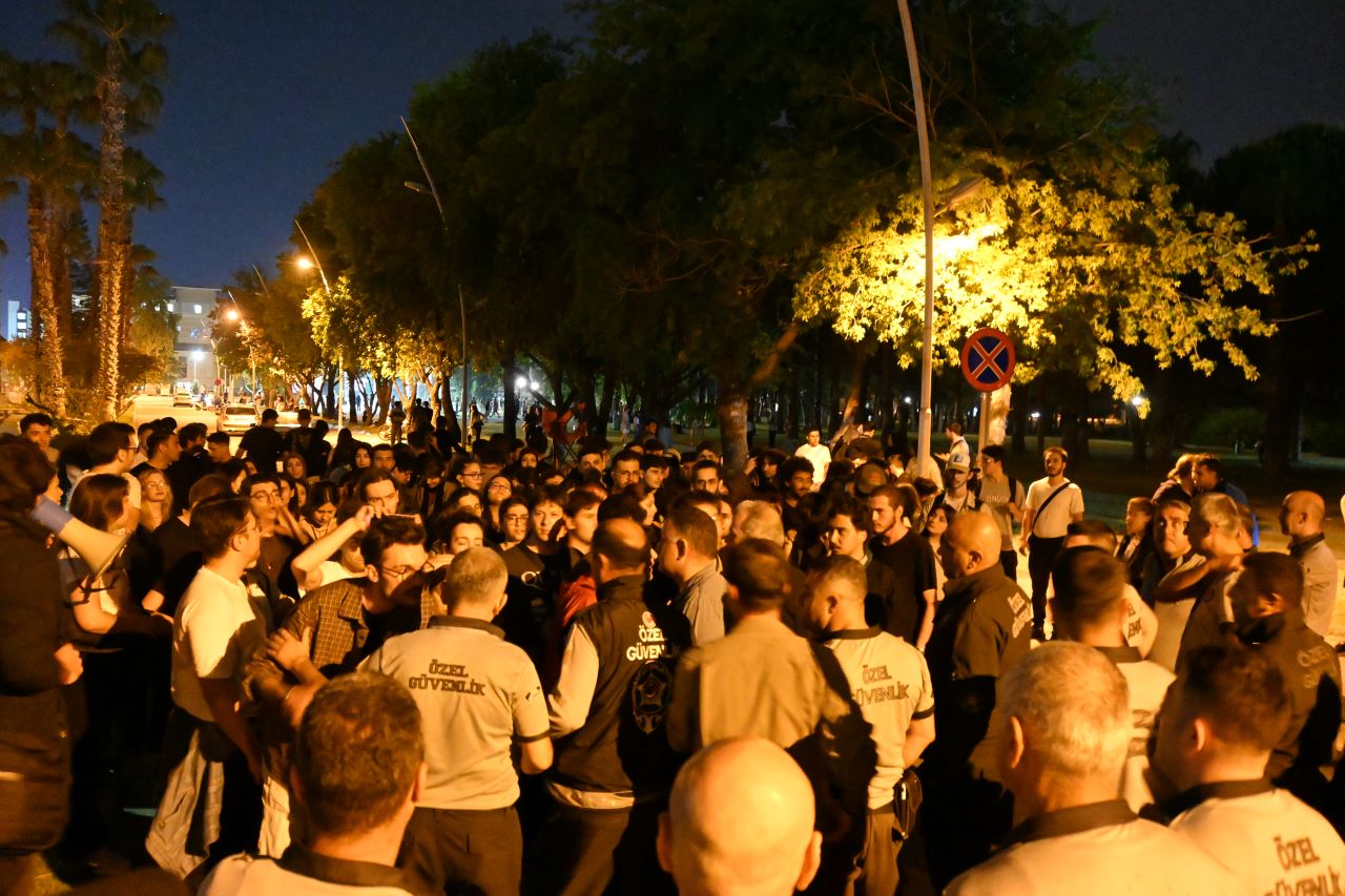 Antalya'da Üniversite Öğrencilerinin Mezuniyet Töreni Direnişi!