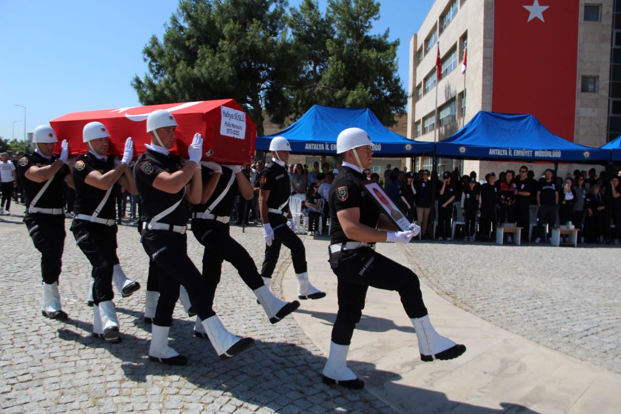 Antalya'da Vefat Eden Polis Memuru Babasını Üniformasıyla Uğurladı